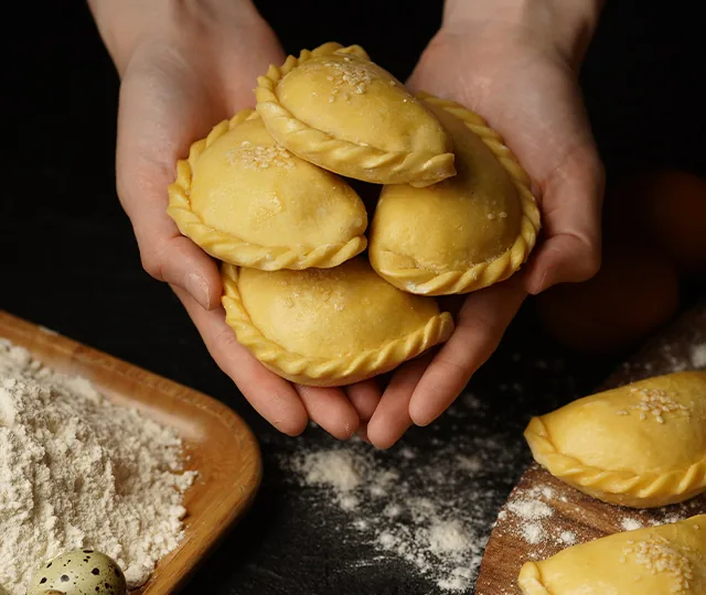 Самса ручной лепки на производстве Kaynar Food