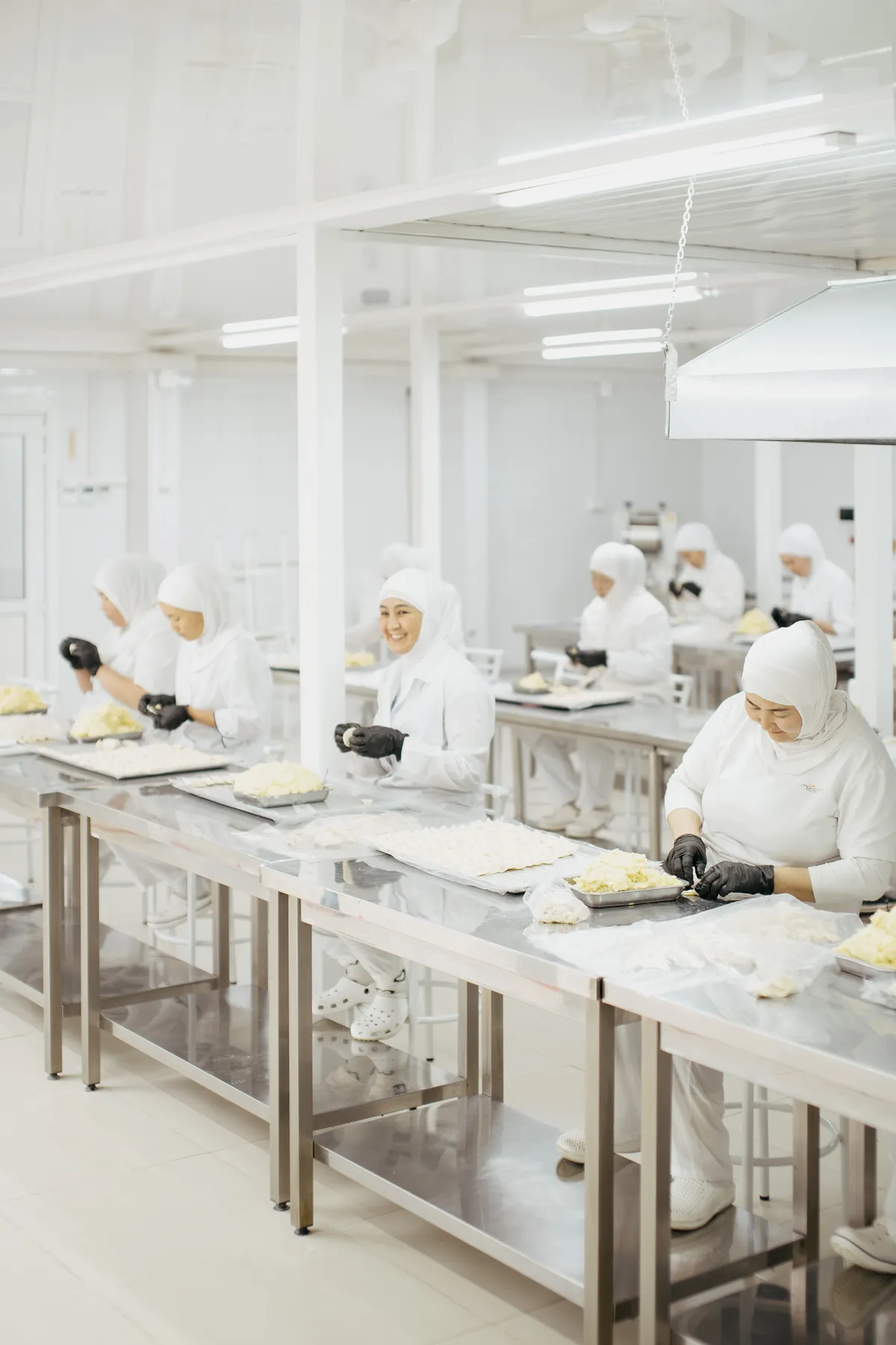 Общий вид производственного цеха Kaynar Food: работницы за стальными столами