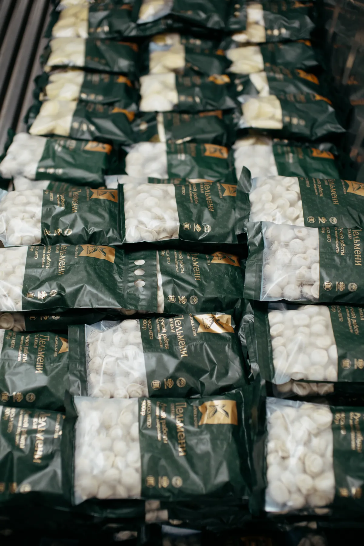 Готовая продукция Kaynar Food, упакованная в фирменные пакеты
